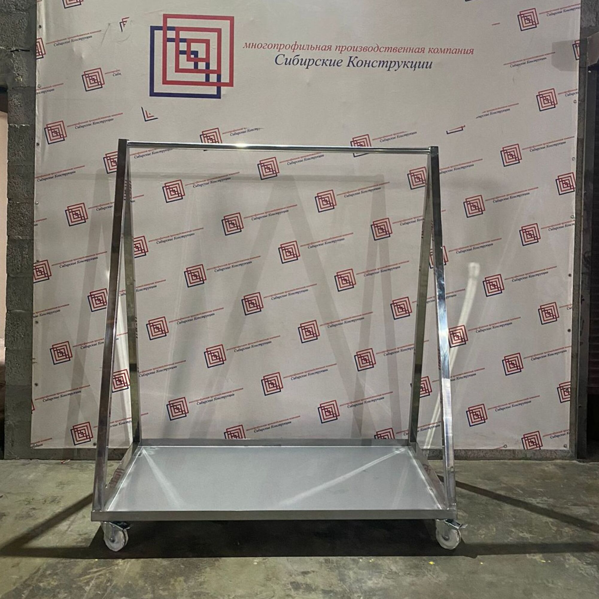 Вешалка-стойка на колесах для перевозки одежды и багажа