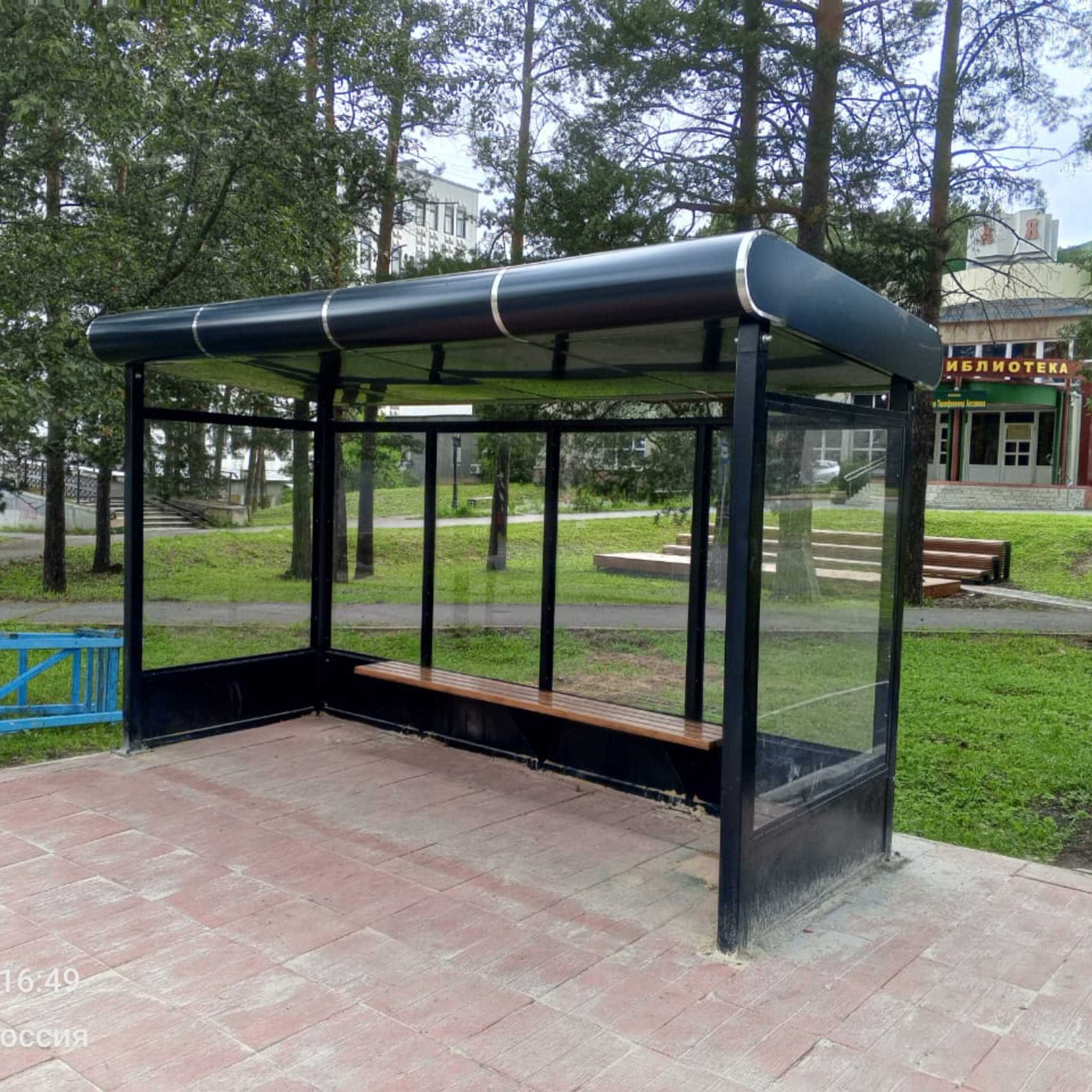 Остановочный павильон с остеклением