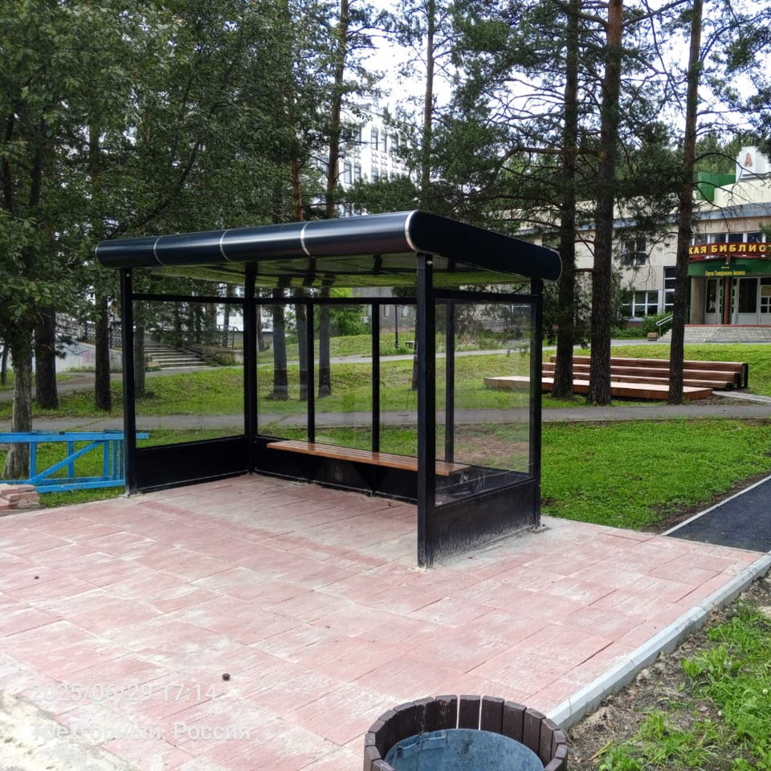 Остановочный павильон с остеклением